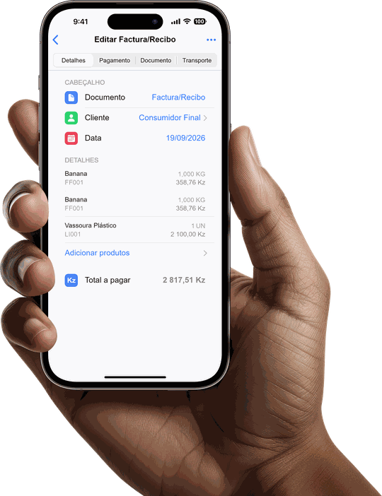Uma mão a segurar um telemóvel, com uma factura-recibo a ser emitida na aplicação KwanzaGest Mobile